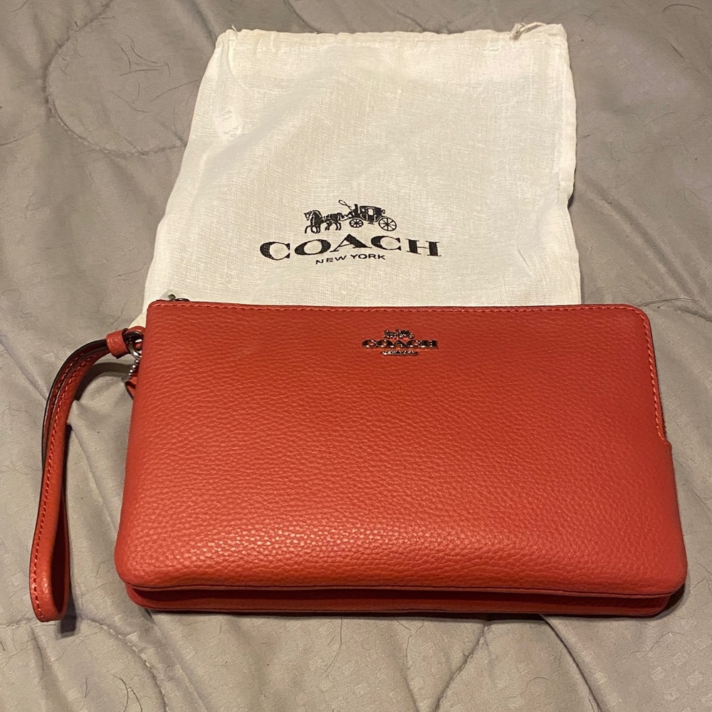 Coach Coral 9x6” Leather double zip Wristlet w/Dustbag nwot.
